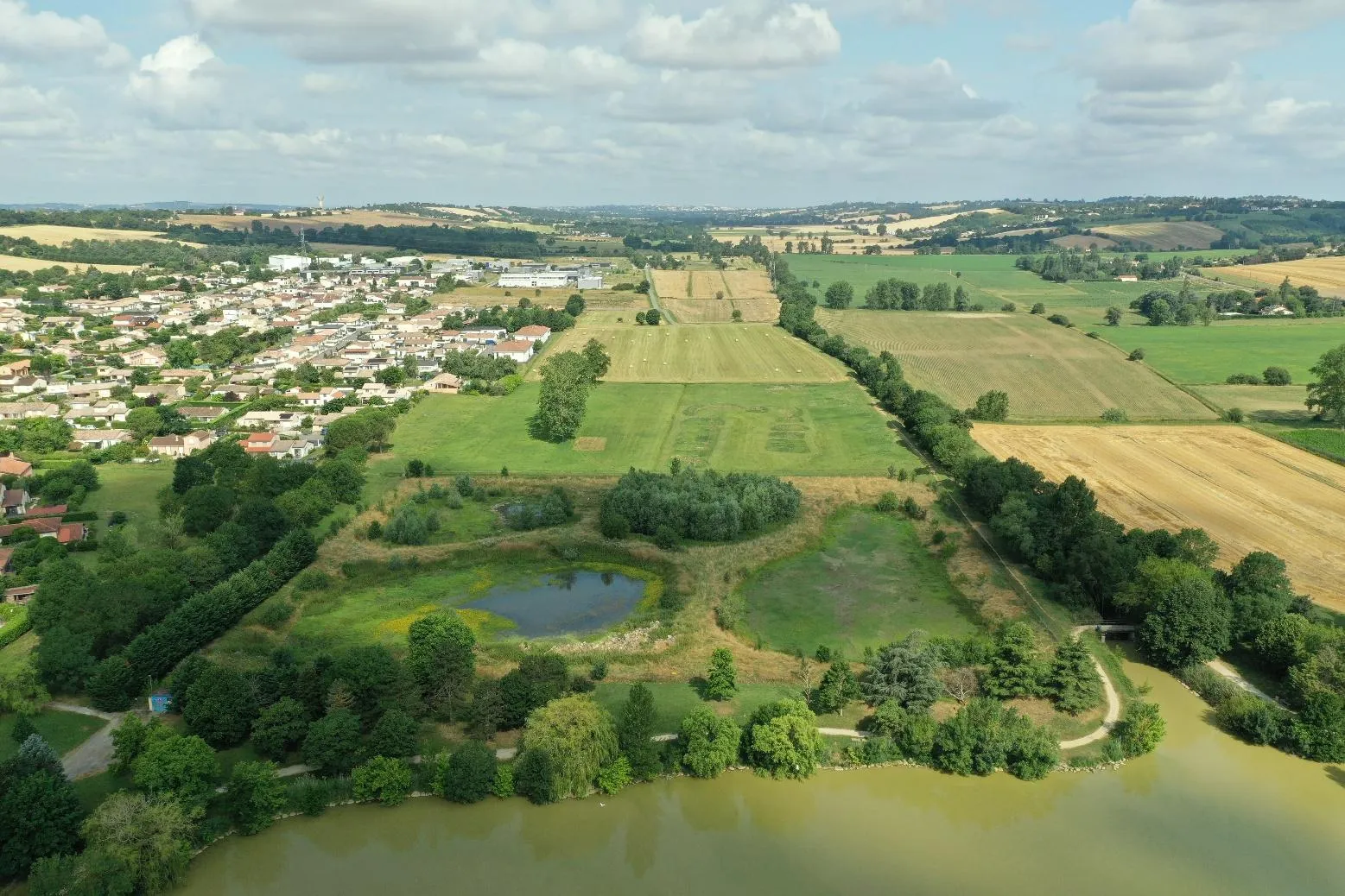 Vue aérienne des lagunes en aval du lac.