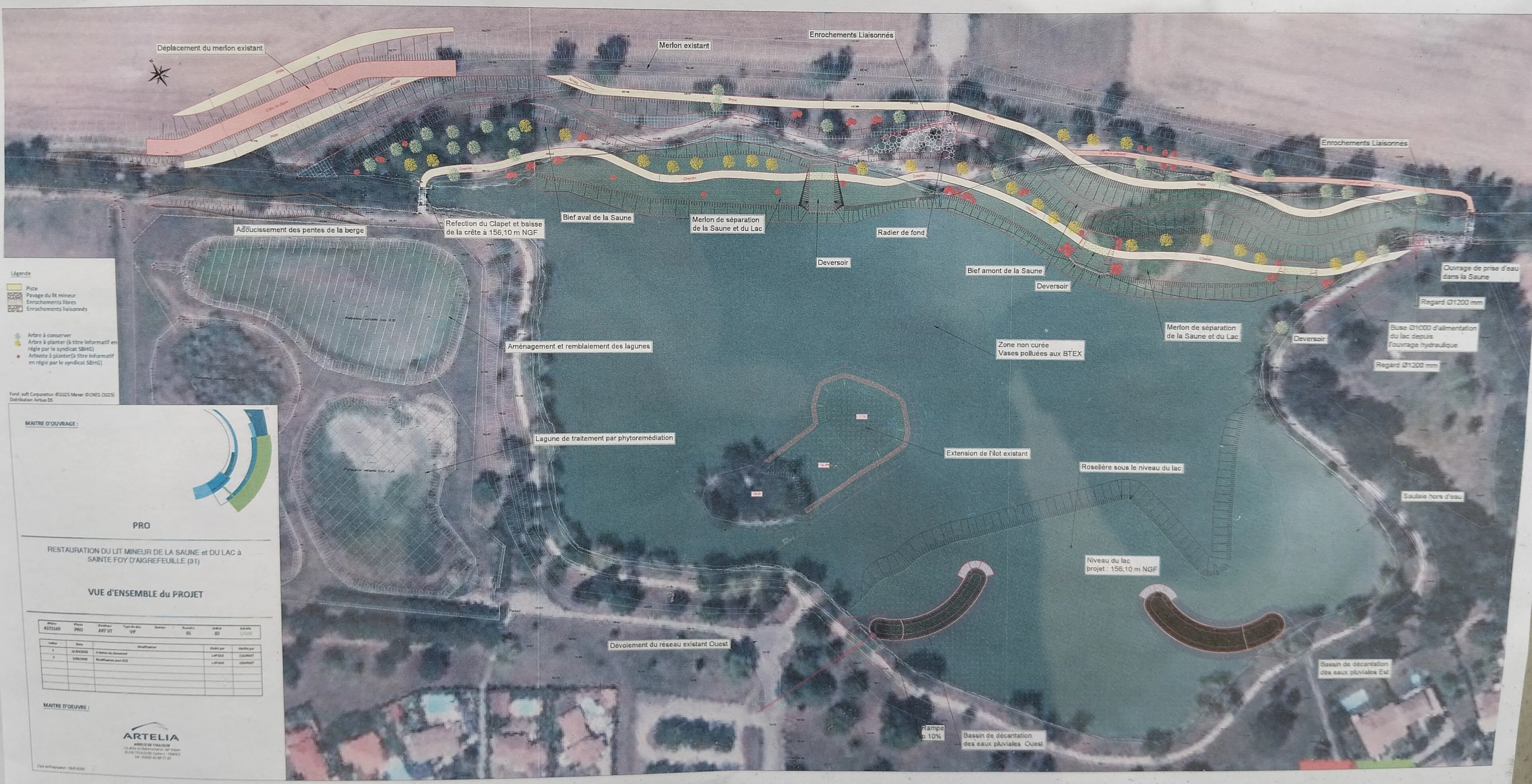 Vue aérienne du lac avec le tracé des travaux : nouveau lit de la Saune en haut, déversoirs, île agrandie, roselière, lagunes à gauche et bassins de décantation en bas.
