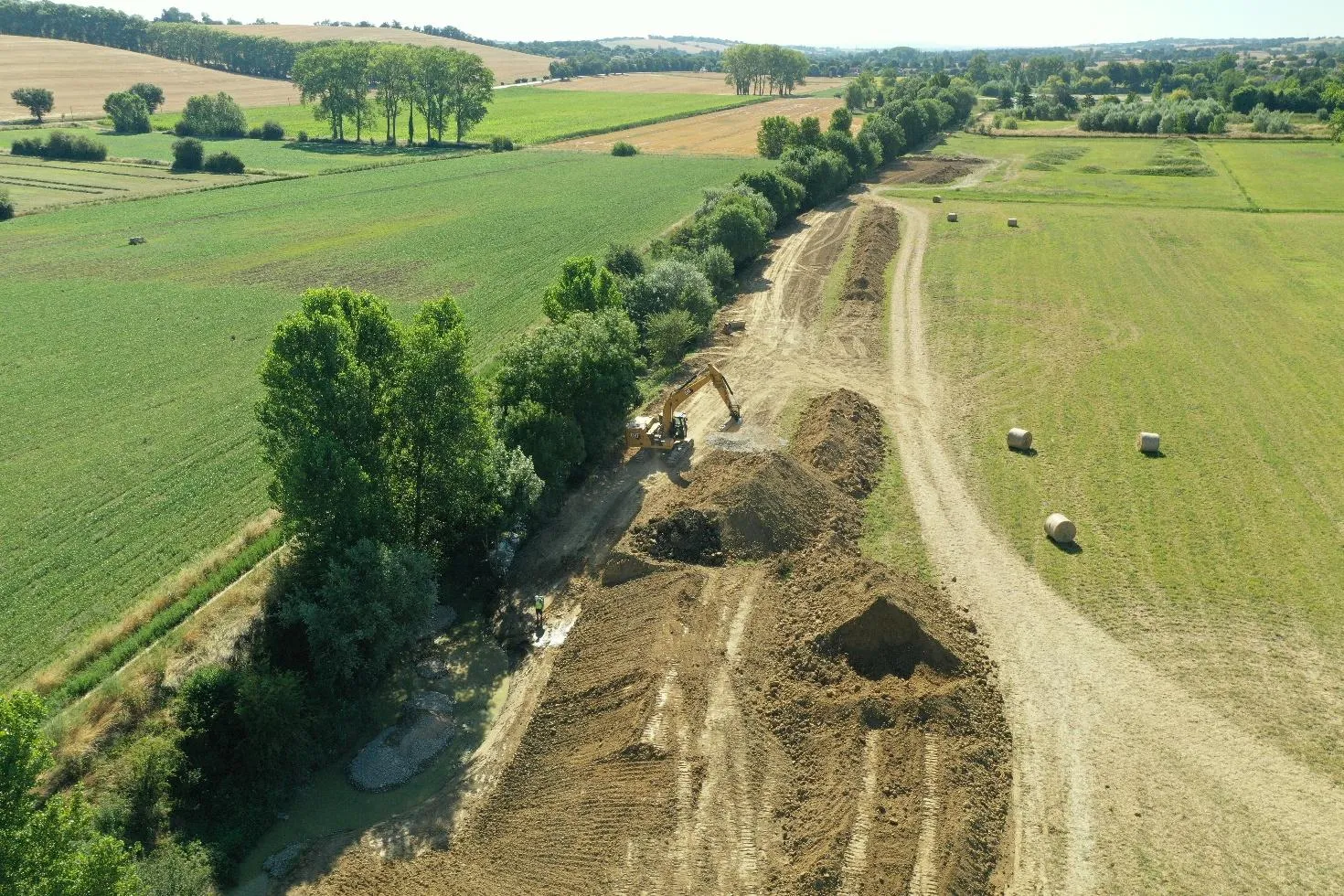 Vue aérienne du chantier de 2025 le long de la Saune, berges en terre fraîche.