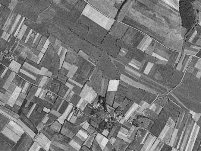 Photo aérienne de 1954 : des champs en lanières, sans lac.