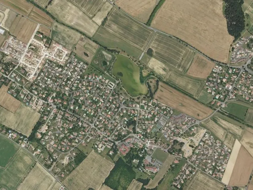 Photo aérienne de 2019 : le village s'est étendu et le lac occupe le fond de la vallée.